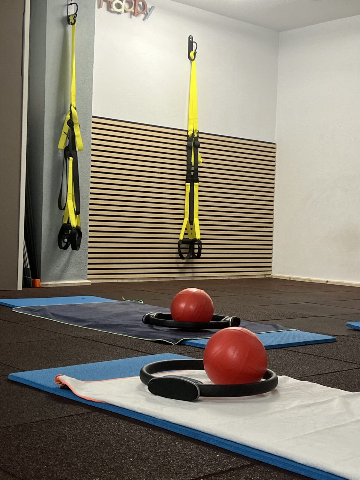 Material de pilates preparado en el suelo