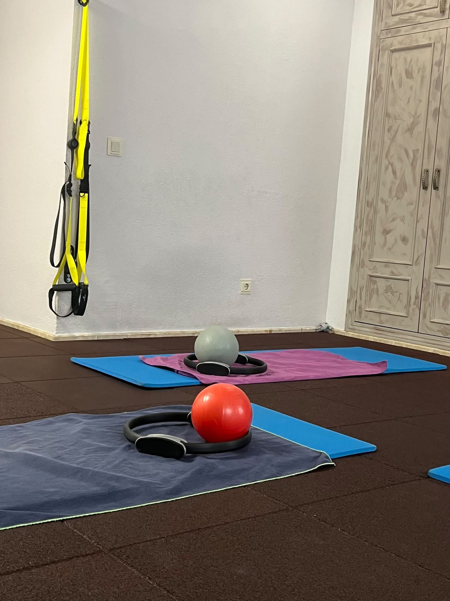Esterillas preparadas con aro pilates y pelota